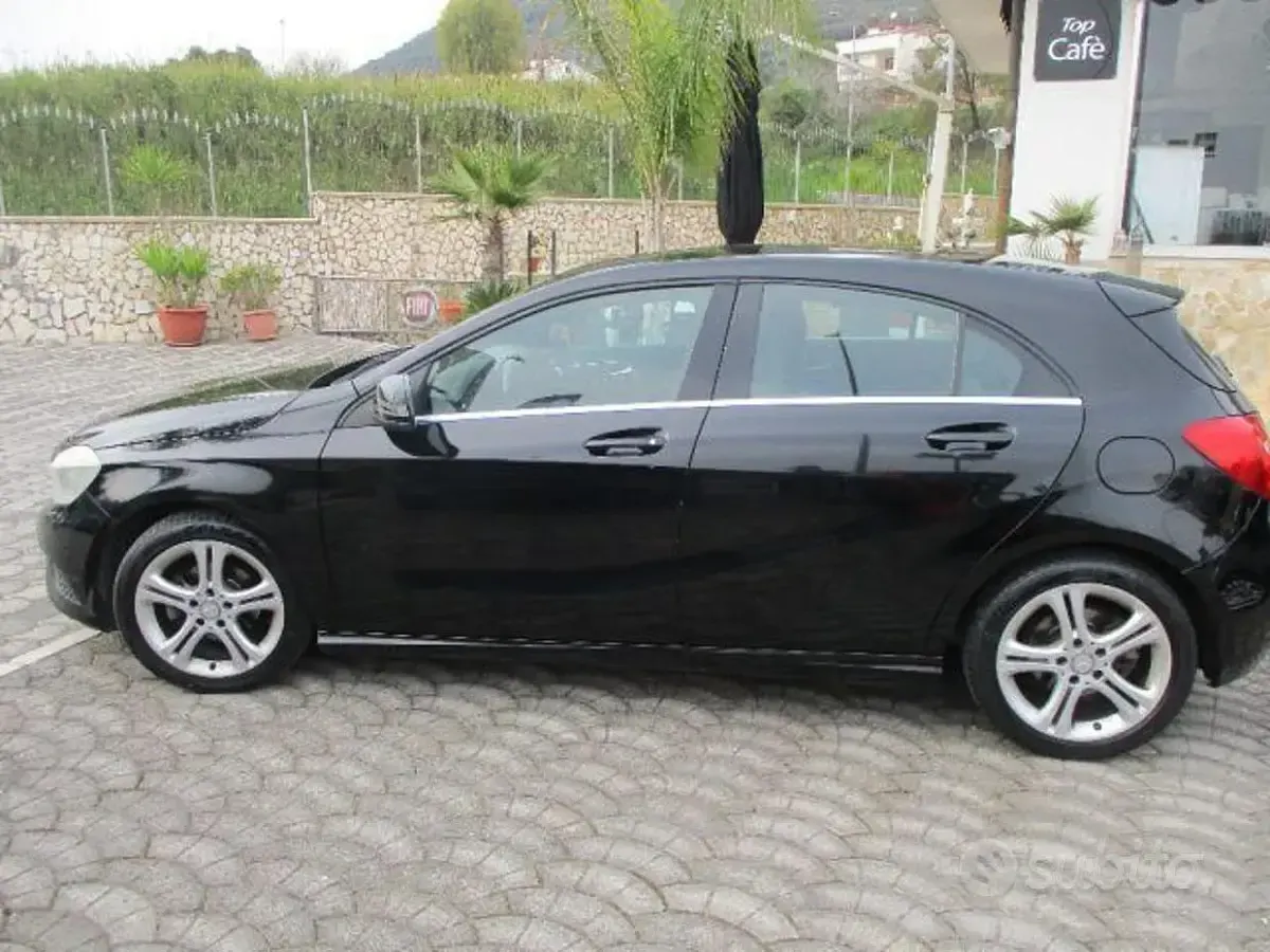 Usata Mercedes A180 109 CV (80 kW) 2015 Nero Utilitaria