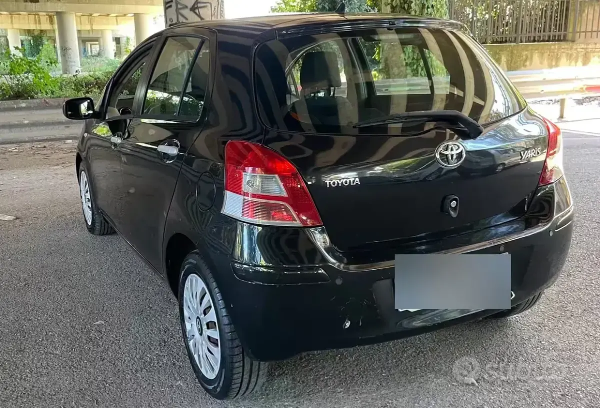 Usata Toyota Yaris 90 CV (66 kW) 2010 Nero Utilitaria
