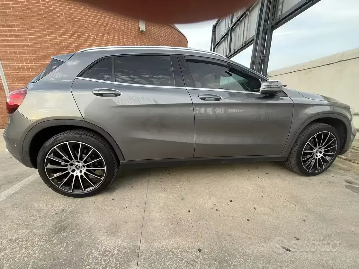 Usata Mercedes GLA200 136 CV (100 kW) 2018 Grigio SUV
