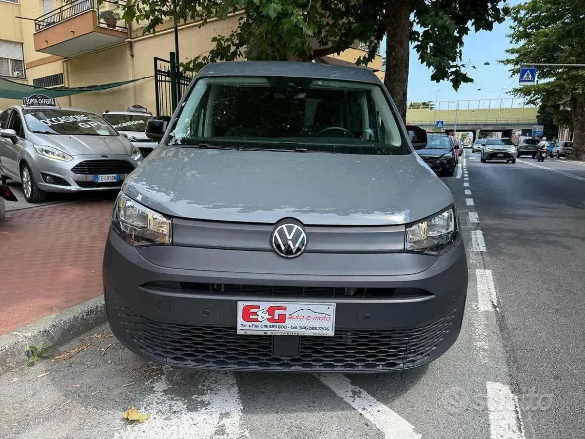 Usata VW Caddy 114 CV (83 kW) 2023 Grigio Monovolume