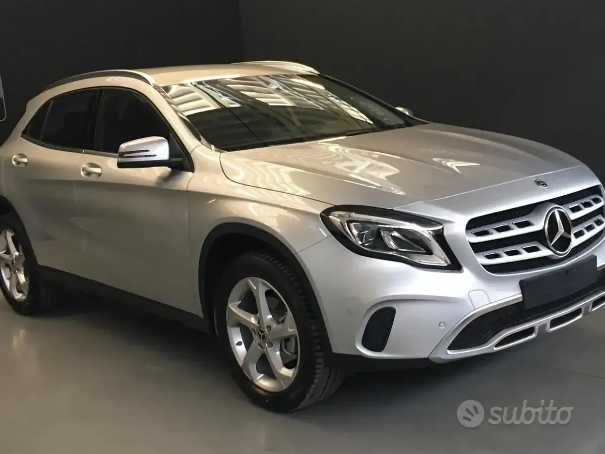 Usata Mercedes GLA200 156 CV (114 kW) 2019 Grigio SUV