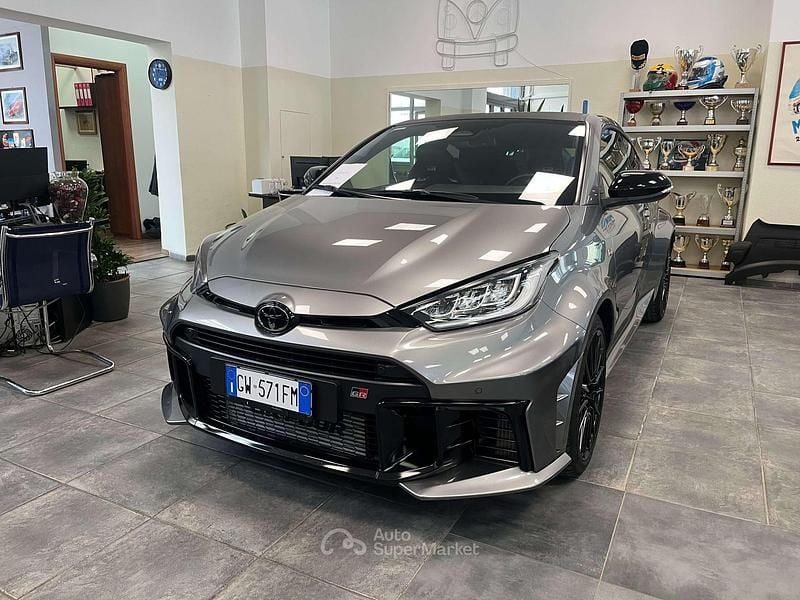 Usata Toyota Yaris 280 CV (205 kW) 2024 Gray Utilitaria