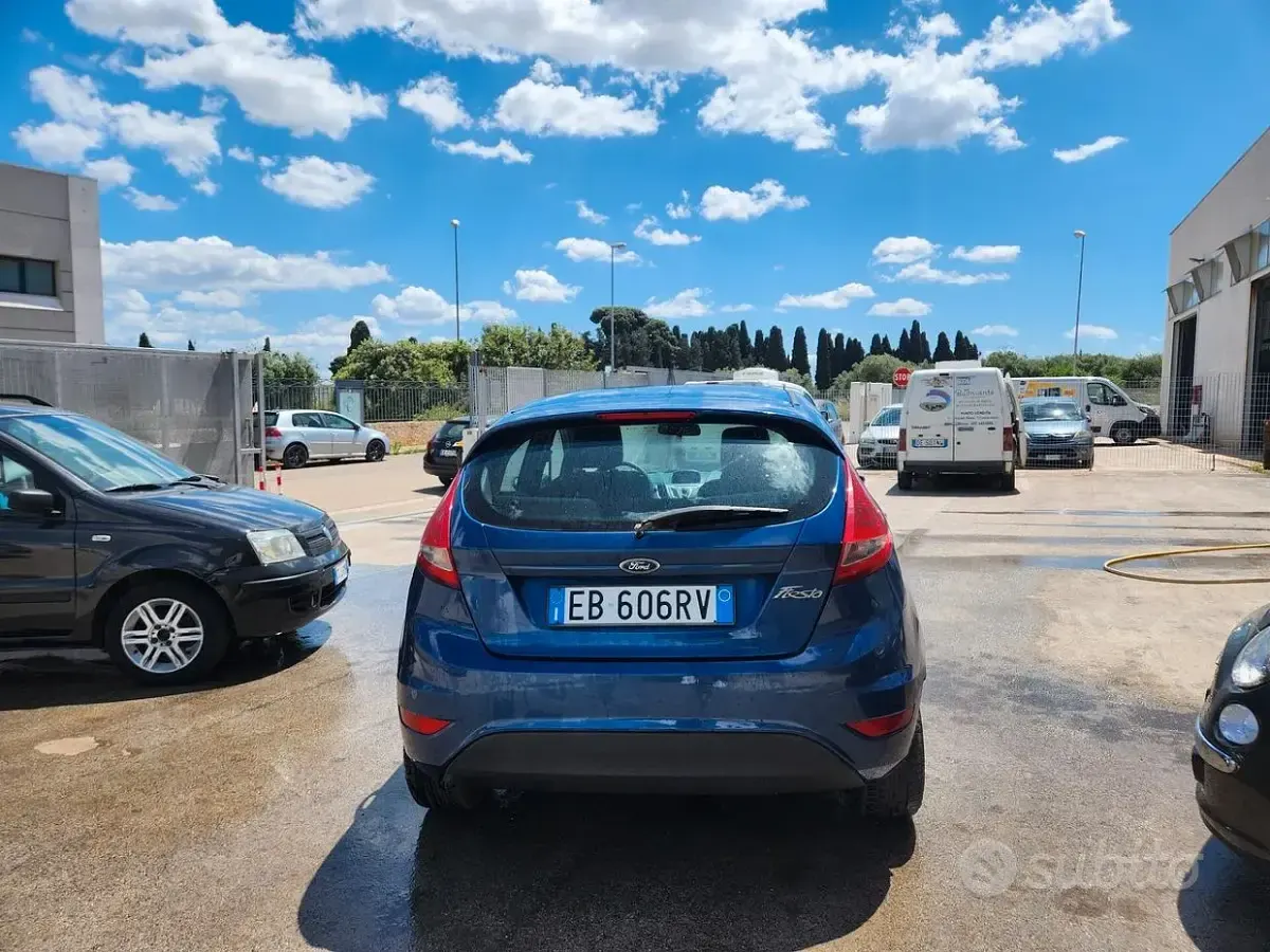 Usata Ford Fiesta 92 CV (67 kW) 2010 Blu Berlina