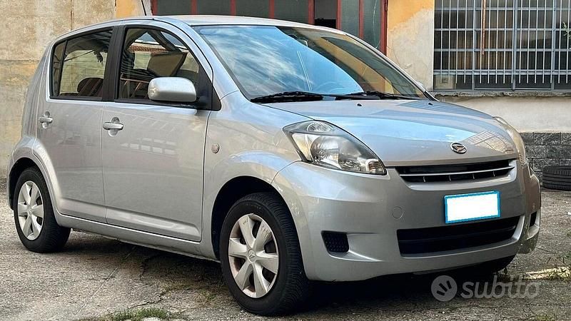 Argento Usata 2011 Daihatsu Sirion HIRO Due volumi | 3500 € (Buon prezzo) - Immagine 1/4