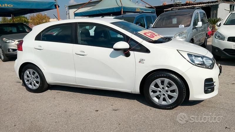 Usata Kia Rio City 85 CV (62 kW) 2015 Bianco Berlina