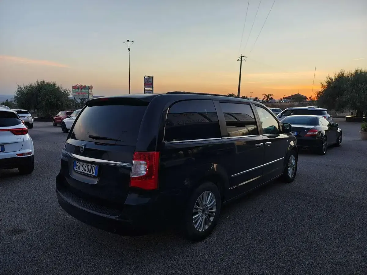 Usata Lancia Voyager Platinum 163 CV (119 kW) 2013 Nero Monovolume