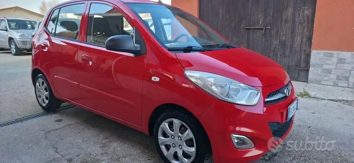 Käytetty Hyundai i10 69 HP (50 kW) 2011 Punainen Viistoperä