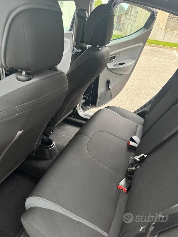 Usata Lancia Ypsilon 60 CV (44 kW) 2016 Blu Utilitaria