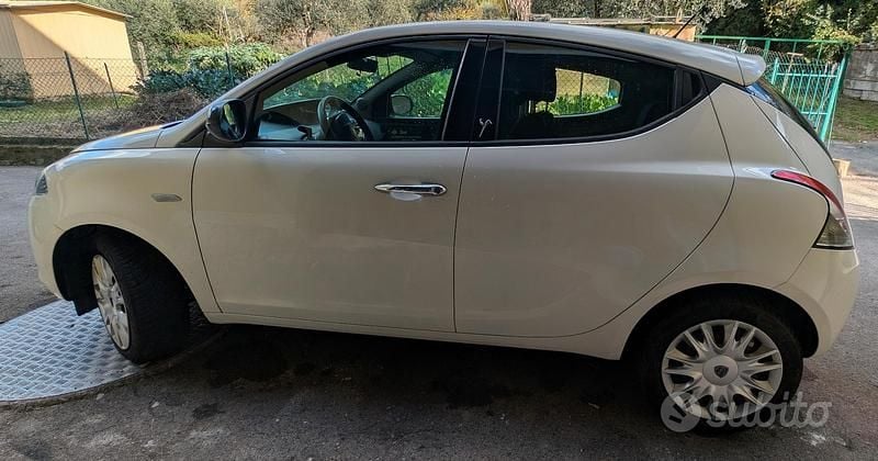 Usata Lancia Ypsilon 95 CV (69 kW) 2015 Bianco Utilitaria