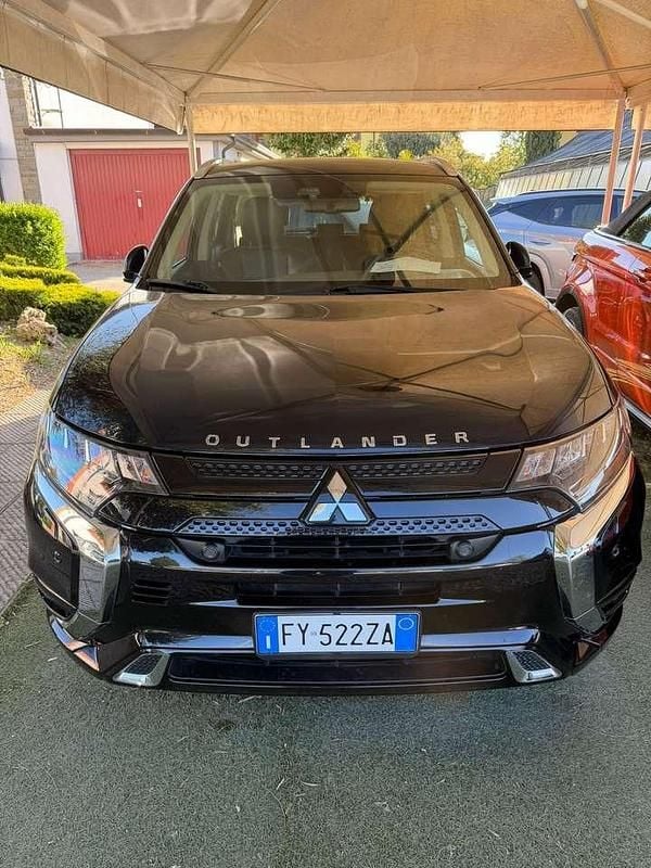 Usata Mitsubishi Outlander P-HEV 135 CV (99 kW) 2020 Nero SUV