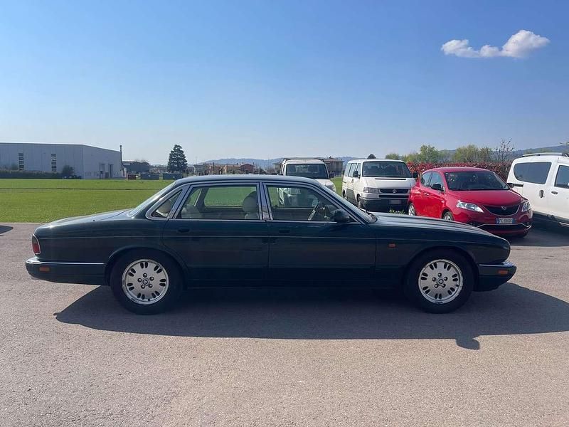 Usata Jaguar XJ Sovereign 241 CV (177 kW) 1996 Verde Berlina