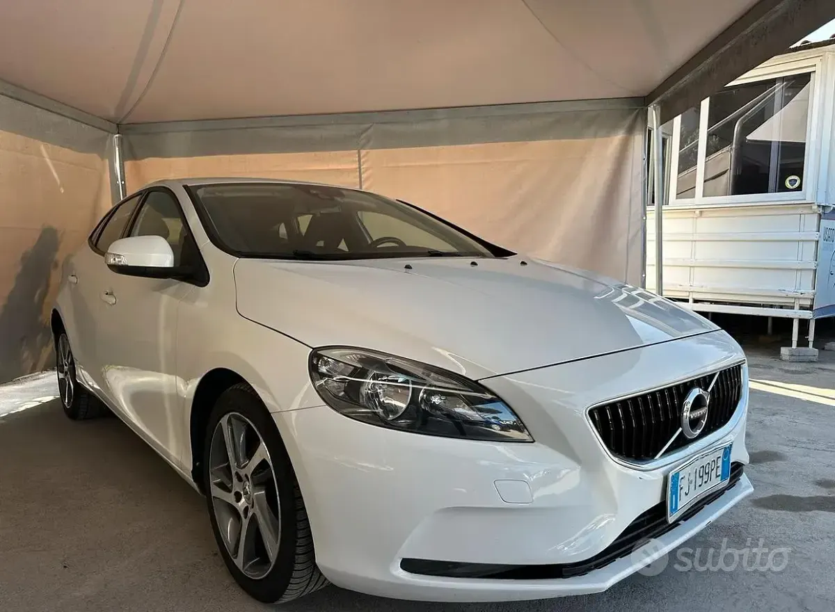 Usata Volvo V40 R-Design Momentum 120 CV (88 kW) 2017 Bianco Berlina
