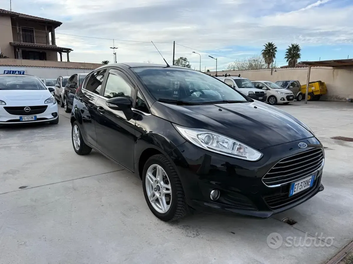 Usata Ford Fiesta Individual 100 CV (73 kW) 2013 Nero Berlina