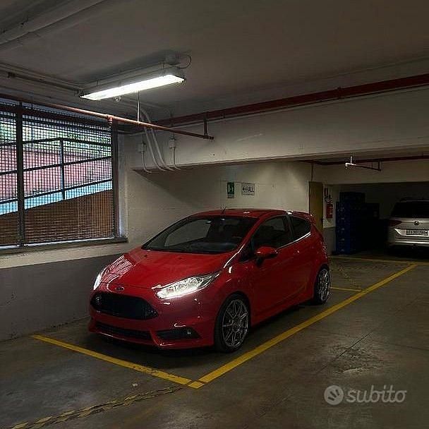 Usata Ford Fiesta ST 182 CV (133 kW) 2015 Rosso Utilitaria