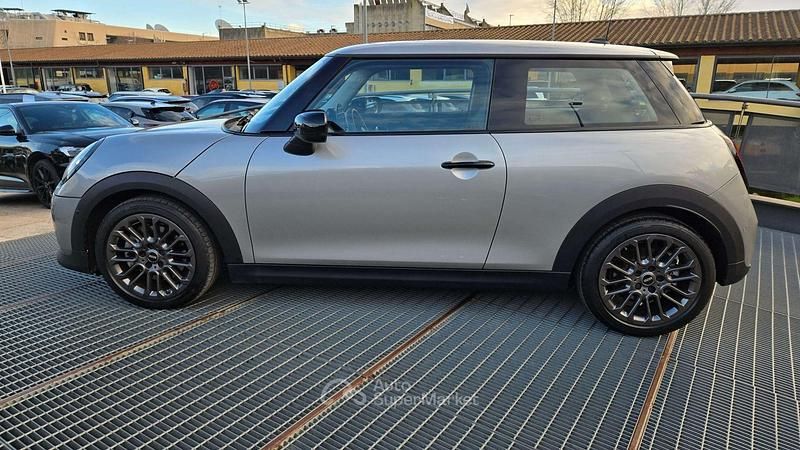 Usata Mini Cooper SE Essential 114 kW (156 CV) 2024 Gray Utilitaria