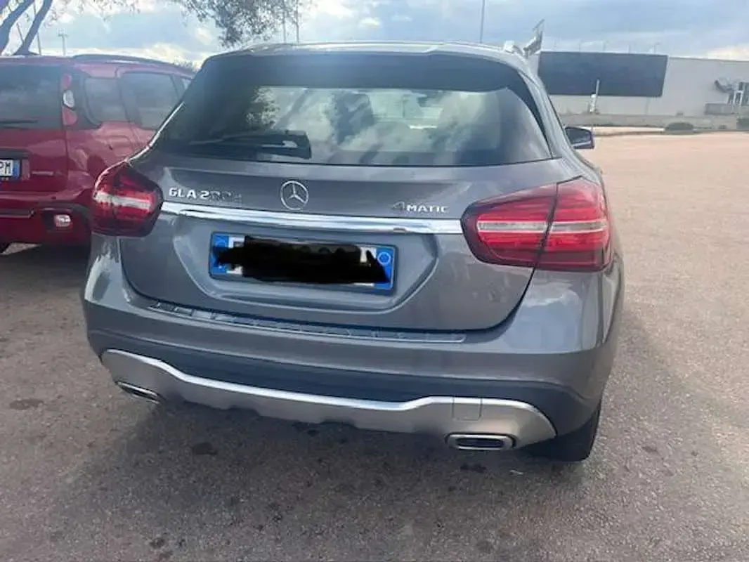 Usata Mercedes GLA200 185 CV (136 kW) 2018 Grigio SUV