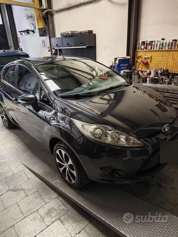 Usata Ford Fiesta 68 CV (50 kW) 2011 Marrone Utilitaria