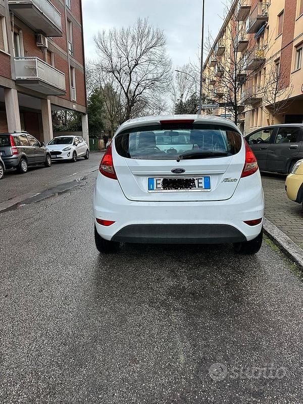 Usata Ford Fiesta Titanium 96 CV (70 kW) 2010 Bianco Utilitaria