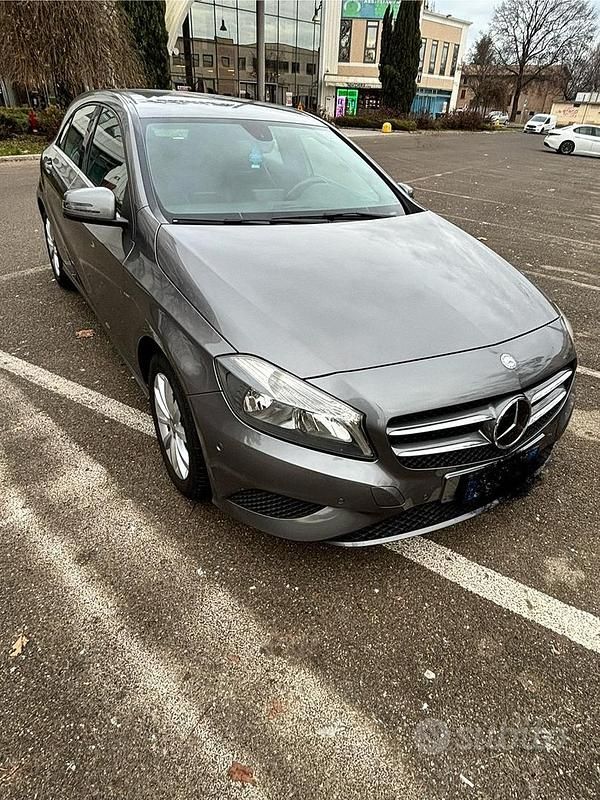 Grigio Usata 2015 Mercedes A180 Berlina | 8350 € (Super prezzo) - Immagine 1/4