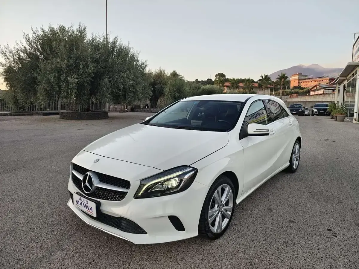 Usata Mercedes A180 Premium 109 CV (80 kW) 2016 Bianco Utilitaria