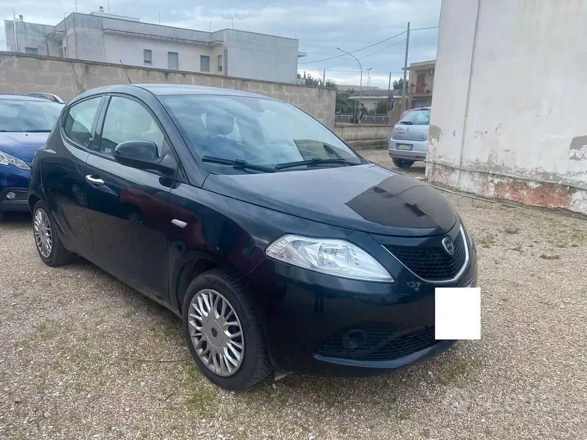 Usata Lancia Ypsilon Platinum 69 CV (50 kW) 2017 Nero Utilitaria