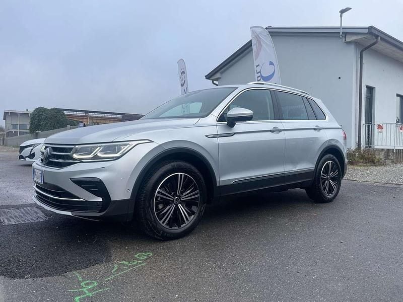 Argento Usata 2023 VW Tiguan Elegance SUV | 28.900 € (Buon prezzo) - Immagine 1/4