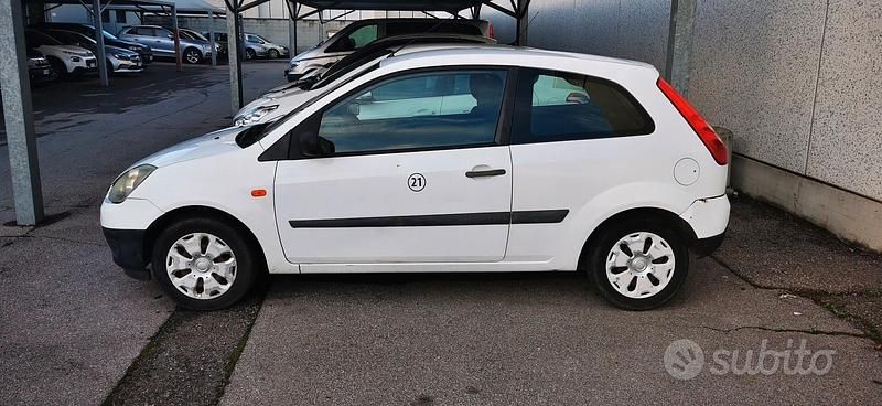 Usata Ford Fiesta 67 CV (49 kW) 2006 Bianco Utilitaria