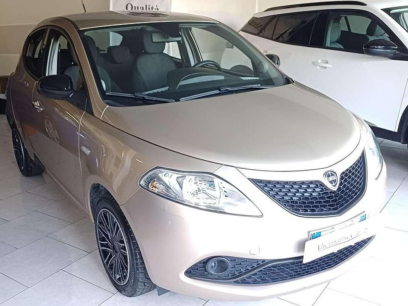 Usata Lancia Ypsilon Gold 69 CV (50 kW) 2018 Oro puro Utilitaria