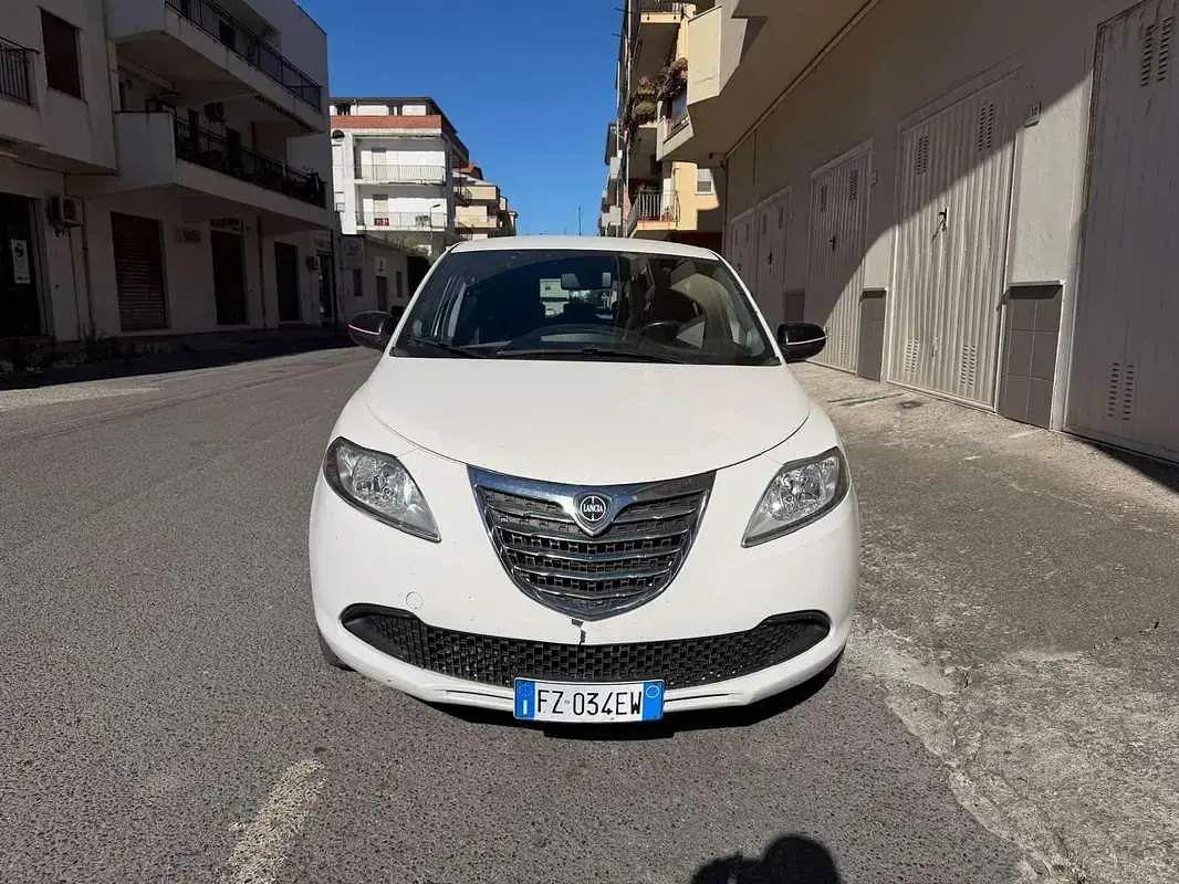 Usata Lancia Ypsilon 95 CV (69 kW) 2013 Bianco Utilitaria