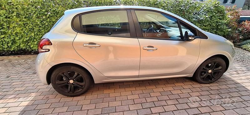 Usata Peugeot 208 Active 68 CV (50 kW) 2015 Grigio Utilitaria