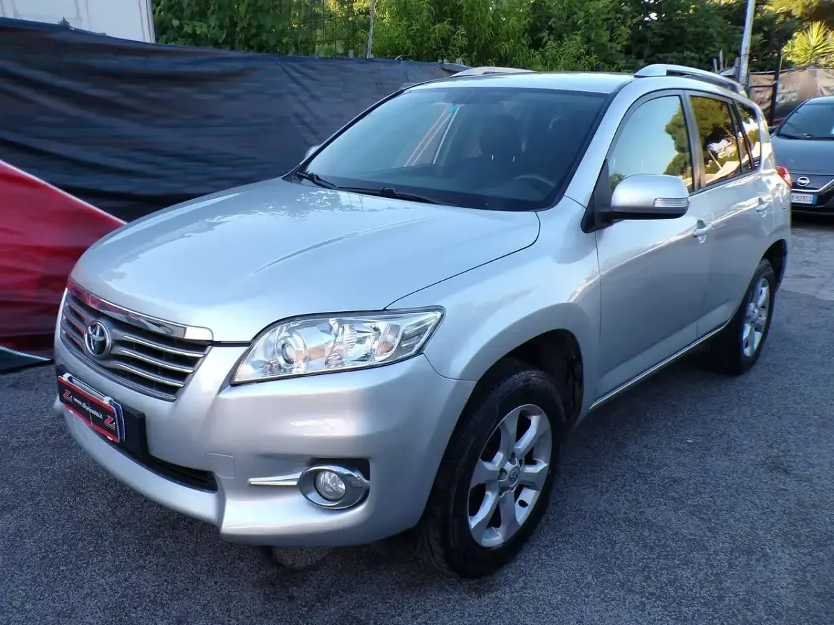 Usata Toyota RAV4 150 CV (110 kW) 2010 Argento SUV