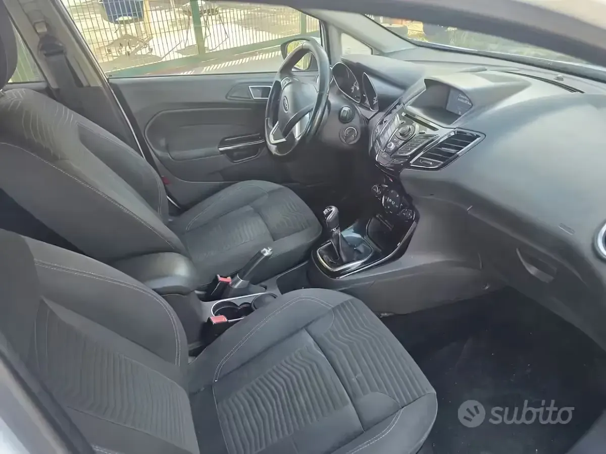 Usata Ford Fiesta 75 CV (55 kW) 2014 Bianco Utilitaria