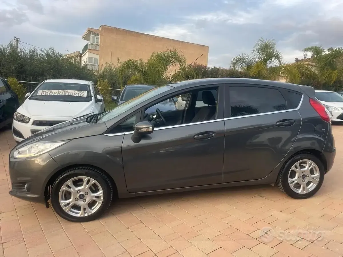 Usata Ford Fiesta 95 CV (69 kW) 2016 Grigio Utilitaria