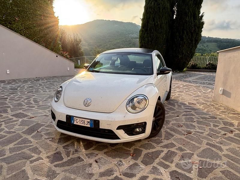 Usata VW Beetle Black Edition 105 CV (77 kW) 2016 Bianco Utilitaria