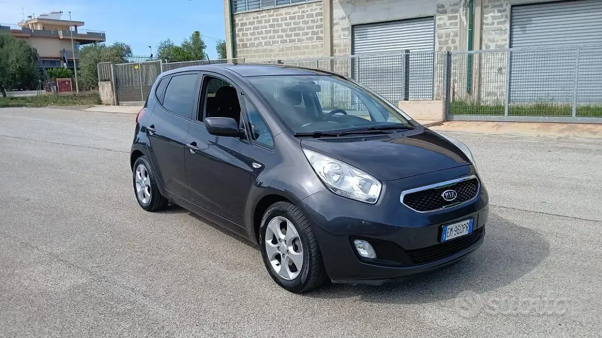 Usata Kia Venga 90 CV (66 kW) 2012 Grigio Utilitaria