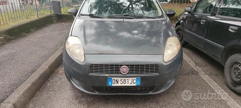 Grigio Usata 2009 Fiat Grande Punto Utilitaria | 2500 € (Super prezzo) - Immagine 1/4