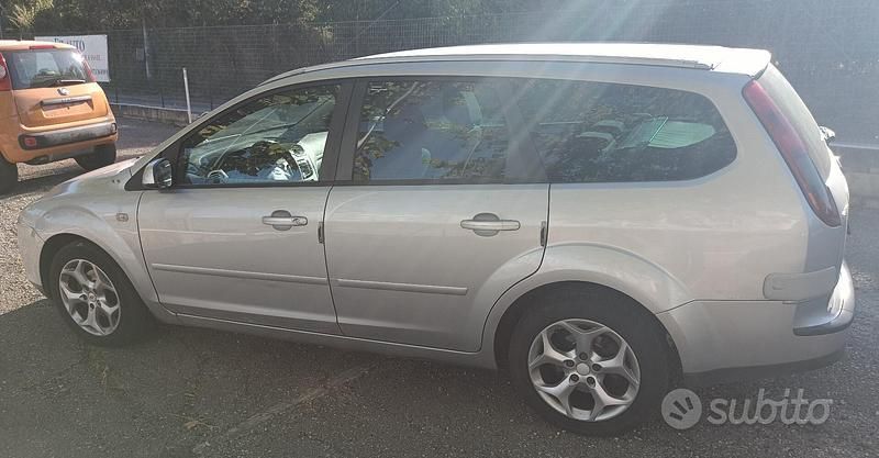 Usata Ford Focus 90 CV (66 kW) 2007 Grigio Station wagon