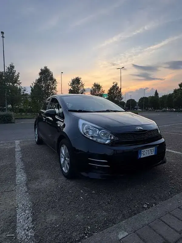 Usado Kia Rio Active 75 HP (55 kW) 2017 Preto Sedan
