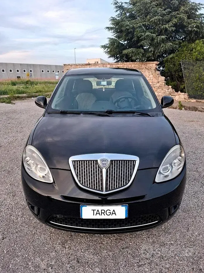 Usata Lancia Ypsilon 75 CV (55 kW) 2011 Nero Utilitaria