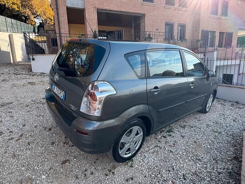 Usata Toyota Corolla Verso 177 CV (130 kW) 2006 Grigio Monovolume