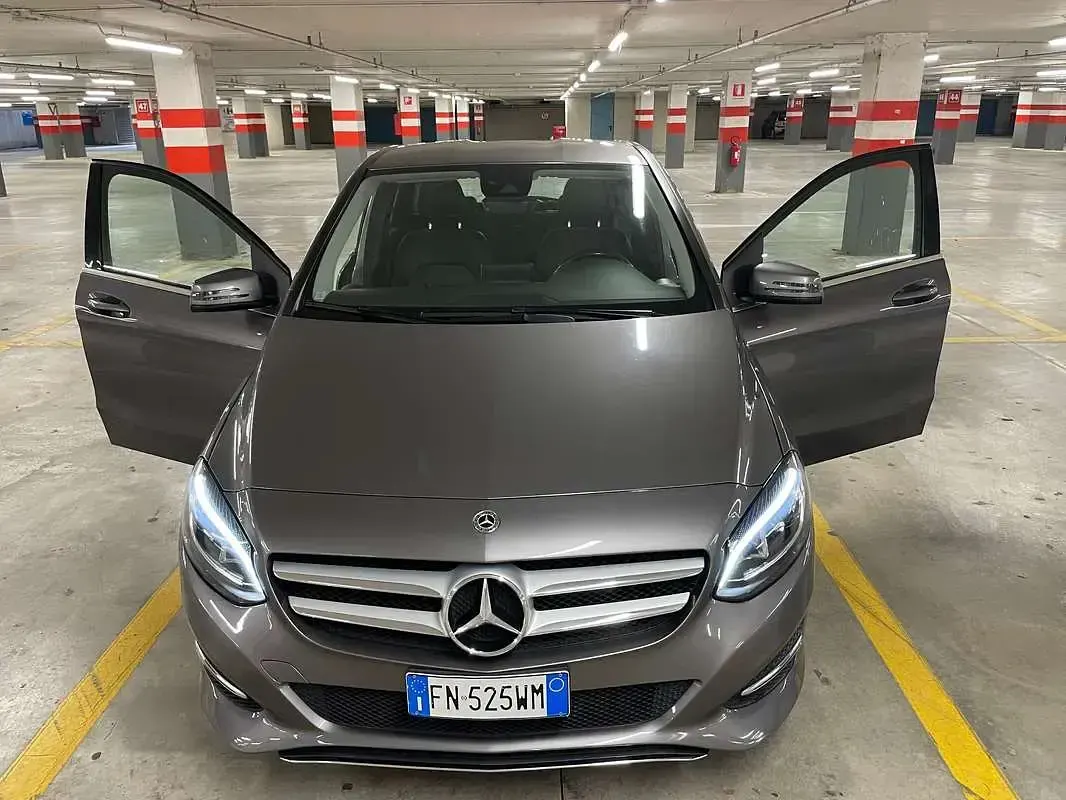 Usata Mercedes B180 109 CV (80 kW) 2018 Grigio Utilitaria