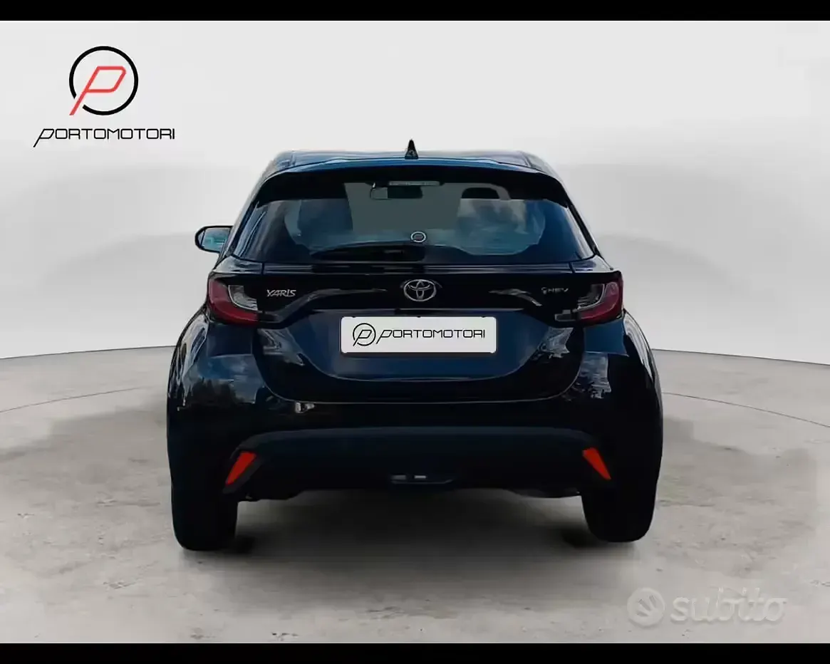 Second-hand Toyota Yaris Hybrid 92 CP (67 kW) 2025 Negru Berlinǎ