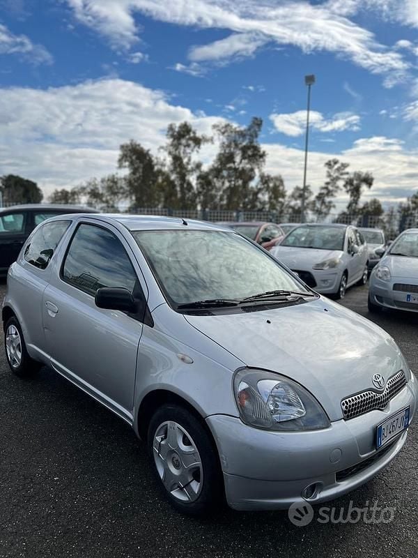 Usata Toyota Yaris Luna 86 CV (63 kW) 2000 Grigio Berlina