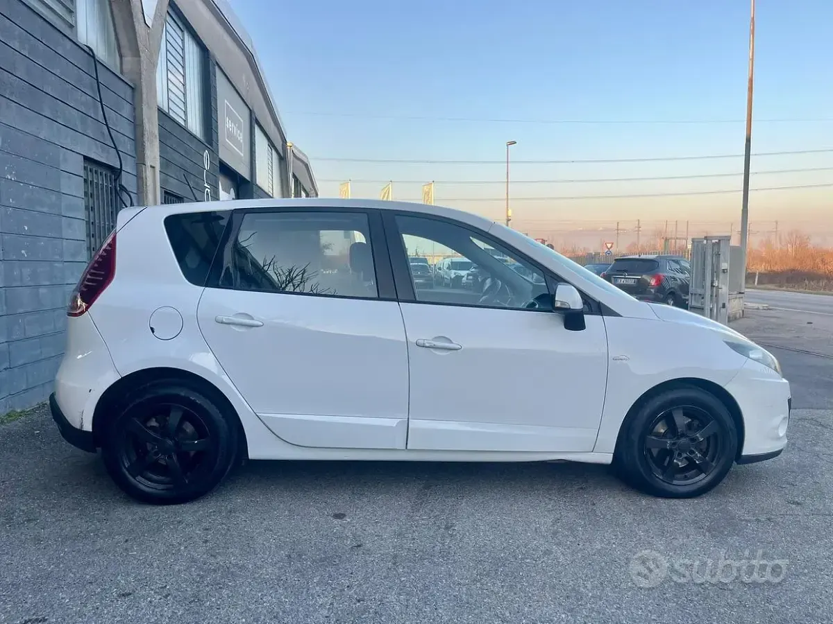 Usata Renault Scénic Luxe 110 CV (80 kW) 2011 Bianco Monovolume