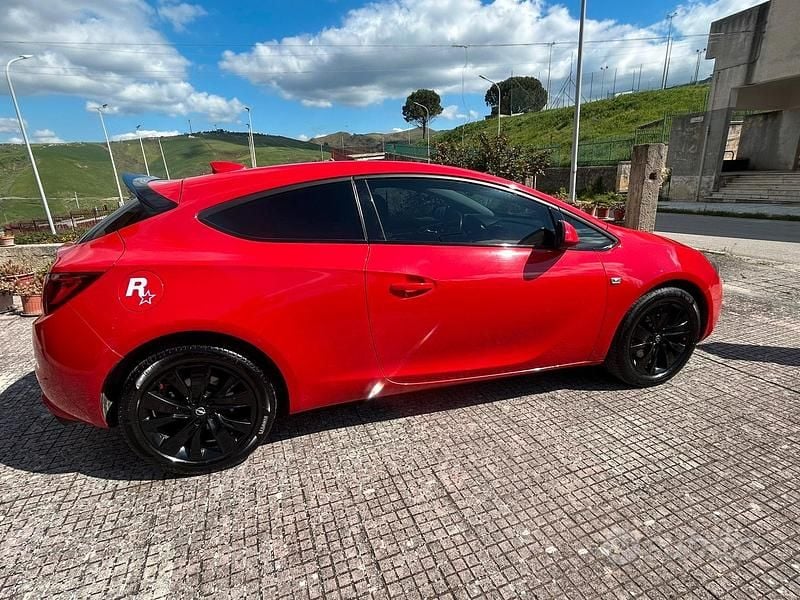 Usata Opel Astra GTC 136 CV (100 kW) 2017 Rosso Berlina