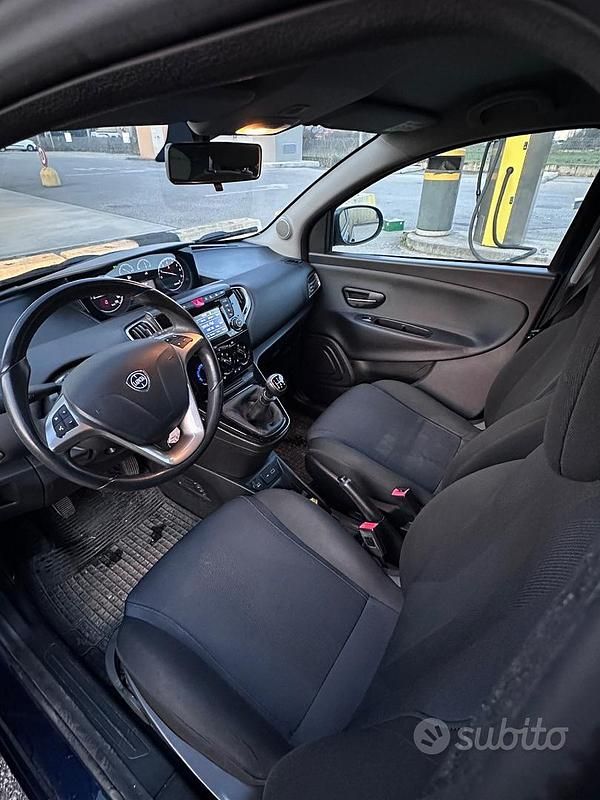 Usata Lancia Ypsilon Gold 69 CV (50 kW) 2018 Blu Utilitaria