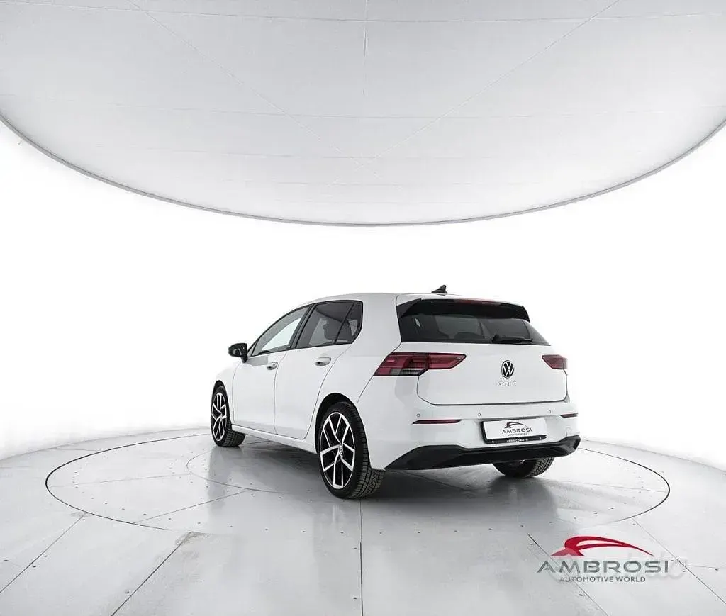 Usata VW Golf VIII Life 110 CV (80 kW) 2021 Bianco Utilitaria