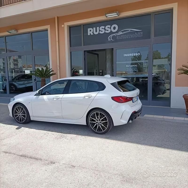 Usado BMW 118 M Sport 150 CV (110 kW) 2023 Blanco Utilitario