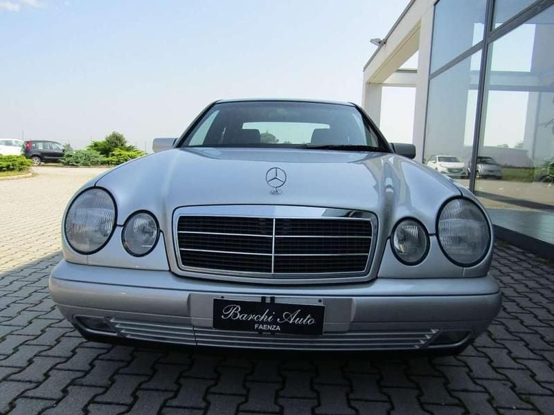 Argento Usata 1997 Mercedes E200 Classic Tre volumi | 9800 € (Buon prezzo) - Immagine 1/4