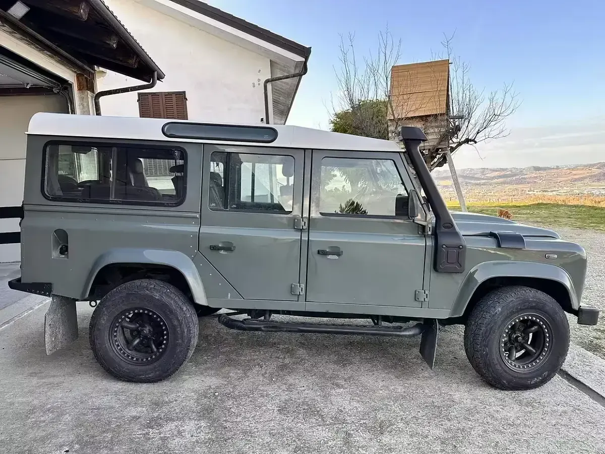 Usata Land Rover Defender 122 CV (89 kW) 2009 Verde Station wagon